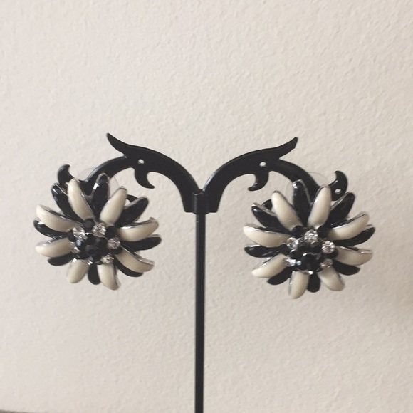 Cream and black flower pierced earrings - Picture 1 of 3
